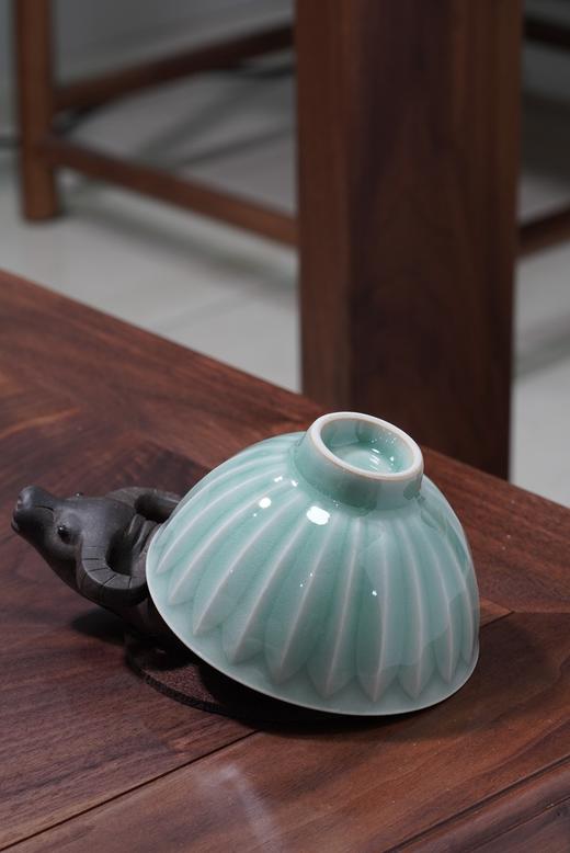 龙泉青瓷弟窑粉青花瓣品茗杯70ml845cm