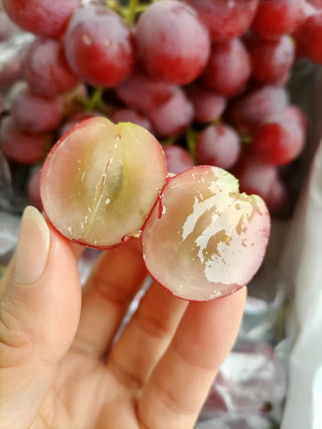 洗过后放入盘中,如红宝石般晶莹剔透,紧实的