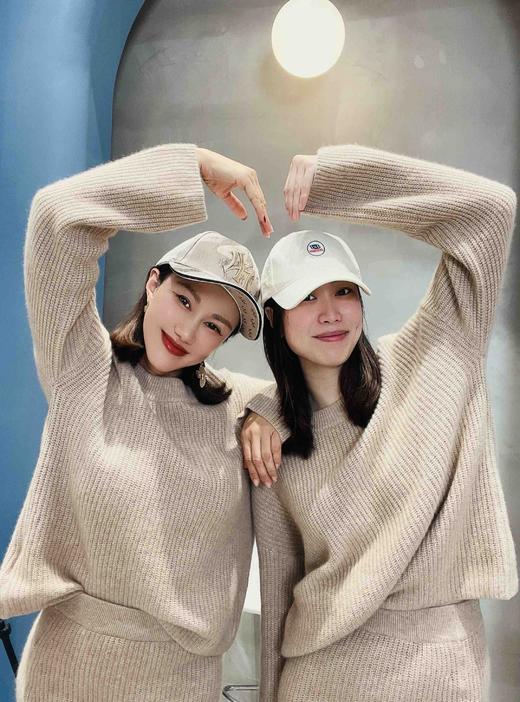 “光环女孩”颈袖添香品牌秋冬100%羊绒套裙 闪耀精致 松软温暖 慵懒惬意20424689 商品图6