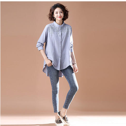 TZW-大码女装2022春新款胖mm遮肚显瘦棉麻刺绣不规则衬衫女 商品图3
