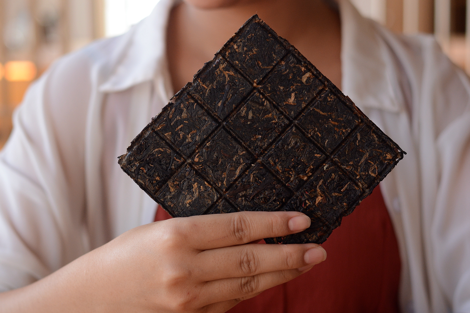 婉约香甜景迈古树大叶红茶方砖有金边的上上红茶50g5片