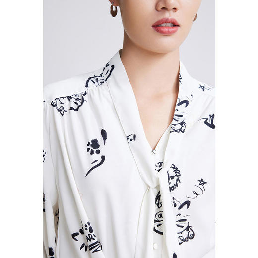 LILY2022春新款女装设计感趣味印花优雅飘带V领衬衫122120C8214 商品图3