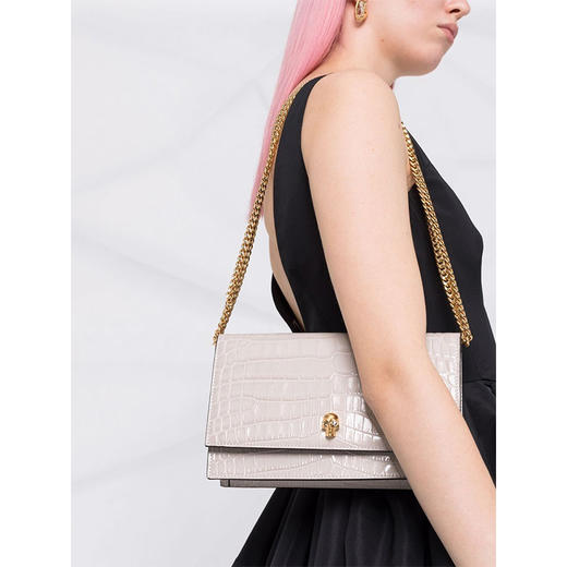 ALEXANDER MCQUEEN 亚历山大.麦昆 女士中号鳄鱼压纹 Skull 斜挎单肩骷髅包 浅灰色 630266 1HB0G 1013 商品图2