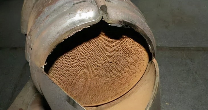 如果有人违停，千万不要用钢丝球塞人家的排气管，提醒一下就好了