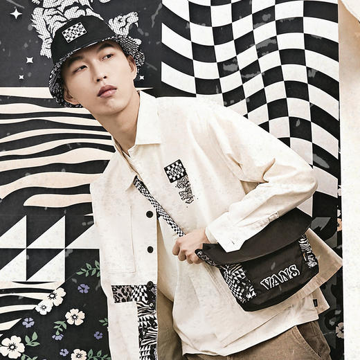 VANS黑色棋盘格印花运动休闲男女情侣单肩斜挎包VN0A5H9YBLK 商品图1