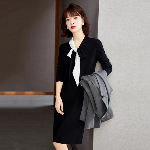 AHM-ore1728 毛衣连衣裙女2022春季新款法式优雅气质百搭撞色系带领针织小黑裙 商品图0