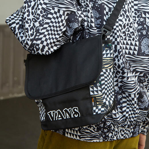 VANS黑色棋盘格印花运动休闲男女情侣单肩斜挎包VN0A5H9YBLK 商品图3