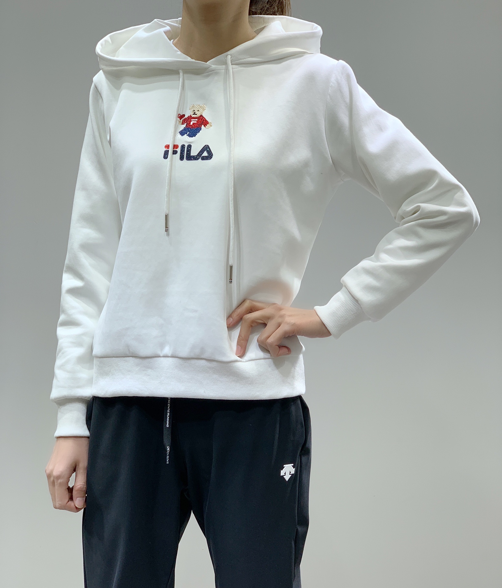 点此购买 斐乐小熊镶钻女款连帽卫衣 zy 213388