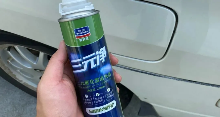 如果有人违停，千万不要用钢丝球塞人家的排气管，提醒一下就好了