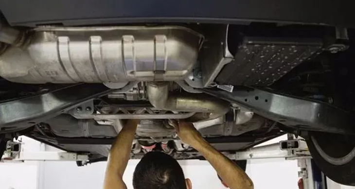 如果有人违停，千万不要用钢丝球塞人家的排气管，提醒一下就好了