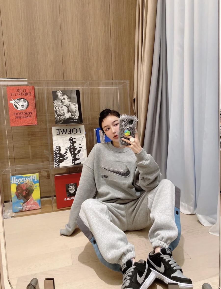 点此购买 nk耐克星空灰男女卫衣 zz 213550