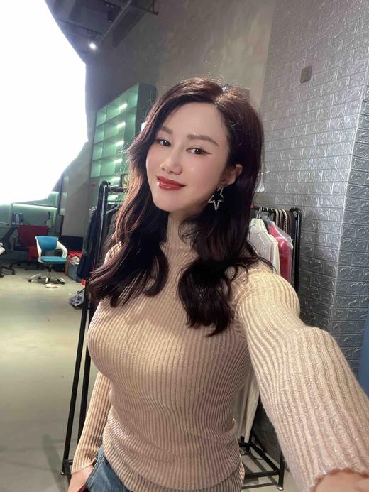 4669 “星空”性感打底衫 搭配
任意衣服都能提升精致感J203E4669颈袖添香 商品图6