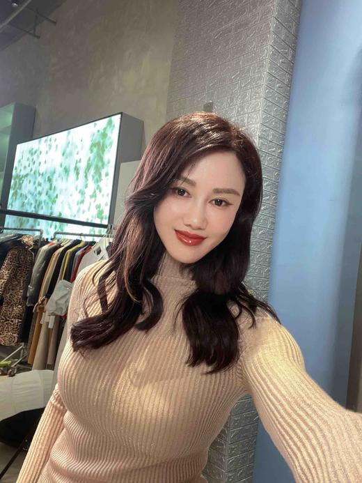 4669 “星空”性感打底衫 搭配
任意衣服都能提升精致感J203E4669颈袖添香 商品图3