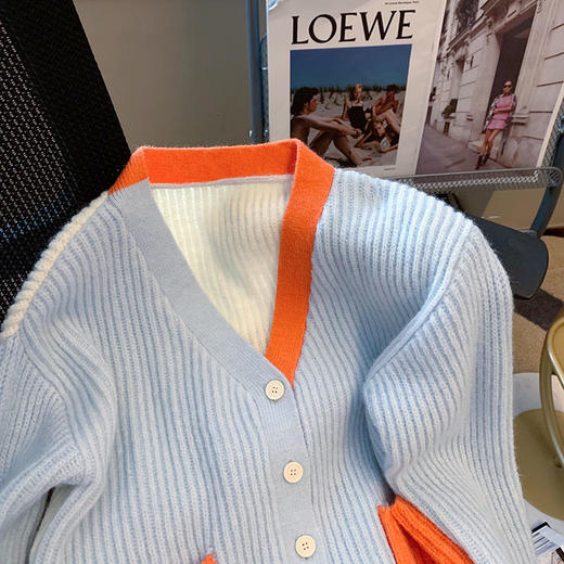 「高颜值蓝橘撞色款」短款撞色V领开衫毛衣 女秋冬宽松ins慵懒风设计感小众软糯加厚外套上衣 商品图1
