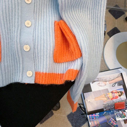 「高颜值蓝橘撞色款」短款撞色V领开衫毛衣 女秋冬宽松ins慵懒风设计感小众软糯加厚外套上衣 商品图4