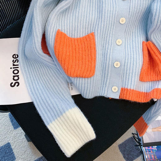 「高颜值蓝橘撞色款」短款撞色V领开衫毛衣 女秋冬宽松ins慵懒风设计感小众软糯加厚外套上衣 商品图3