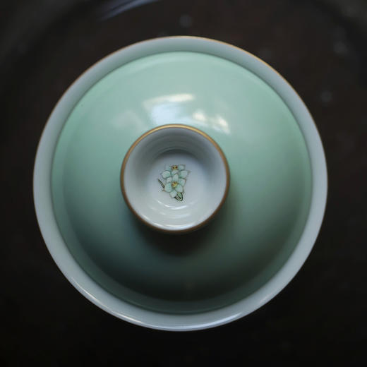 忘言造物月边影茶碗绿地粉彩水仙花开窗描金陶瓷盖碗手绘 容量120ml 口径8.8cm 高7.8cm 商品图3