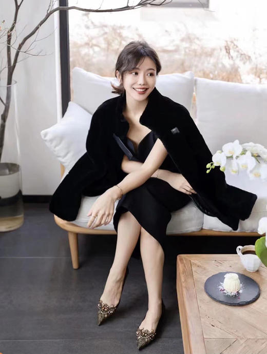 HIDEMI 黑色皮毛一体简约皮襻设计感中长款大衣 商品图5