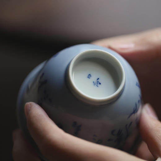 忘言 手绘青花 四季良辰 诗文二才盖碗 容量120ml 口径8.3cm 高7.8cm 碗身书：黄花红树，春不知秋；白雪青松，冬亦胜夏。春夏园林，秋冬山谷；一心无累，四季良辰。 商品图4