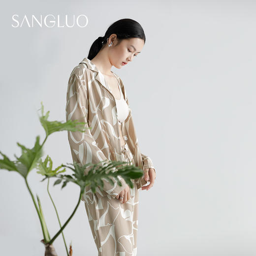 SANGLUO情侣家居服咖底GEO印花真丝睡衣套装女 商品图1