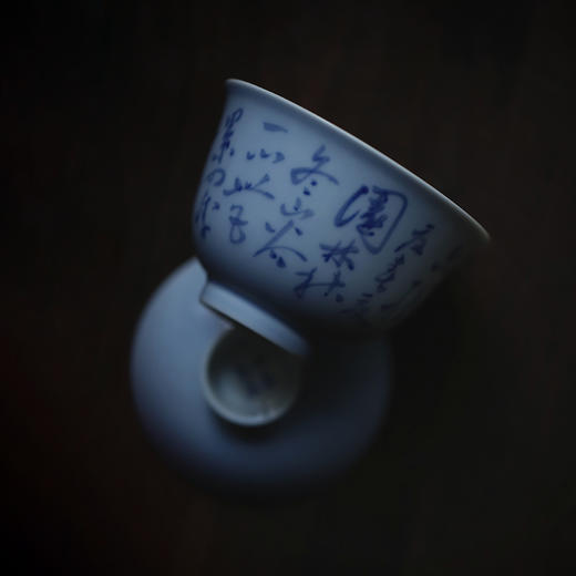 忘言 手绘青花 四季良辰 诗文二才盖碗 容量120ml 口径8.3cm 高7.8cm 碗身书：黄花红树，春不知秋；白雪青松，冬亦胜夏。春夏园林，秋冬山谷；一心无累，四季良辰。 商品图1