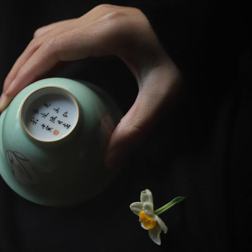 忘言造物月边影茶碗绿地粉彩水仙花开窗描金陶瓷盖碗手绘 容量120ml 口径8.8cm 高7.8cm 商品图2