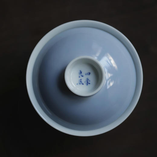 忘言 手绘青花 四季良辰 诗文二才盖碗 容量120ml 口径8.3cm 高7.8cm 碗身书：黄花红树，春不知秋；白雪青松，冬亦胜夏。春夏园林，秋冬山谷；一心无累，四季良辰。 商品图2