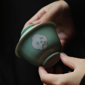 忘言造物月边影茶碗绿地粉彩水仙花开窗描金陶瓷盖碗手绘 容量120ml 口径8.8cm 高7.8cm