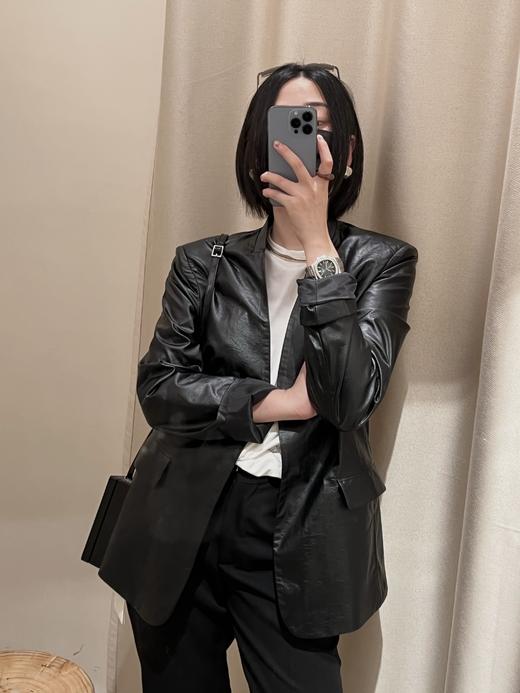 HIDEMI 黑色褶皱做旧感环保皮V领西装 商品图6