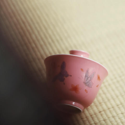 景德镇云木在蝶恋花桃红釉粉彩盖碗泡茶碗手绘蝴蝶 容量120ml 口径8.3cm 高7.4cm 商品图1
