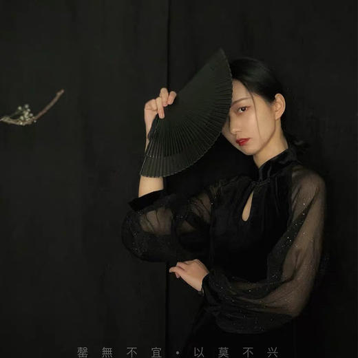 扇子古风网红霸气黑色真丝款孔雀折扇发条件家黑色扇骨扇面扇子 商品图6