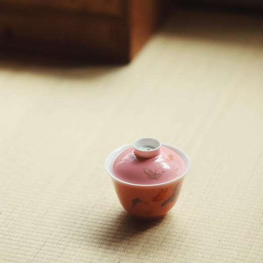 景德镇云木在蝶恋花桃红釉粉彩盖碗泡茶碗手绘蝴蝶 容量120ml 口径8.3cm 高7.4cm 商品图2