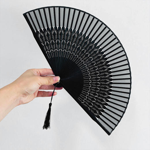 扇子古风网红霸气黑色真丝款孔雀折扇发条件家黑色扇骨扇面扇子 商品图2