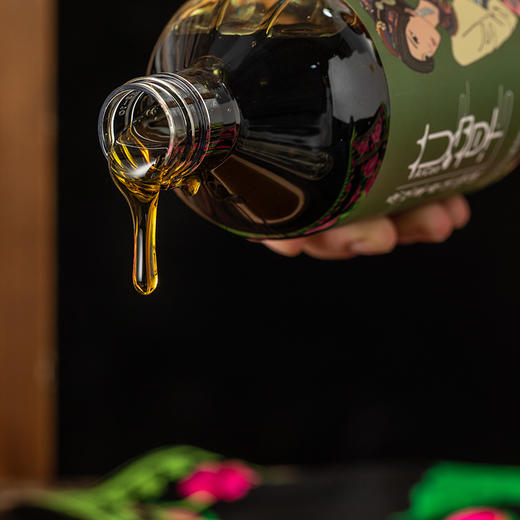 正安优选·艾草原味草本沐浴露   源自传统的草本沐浴液， 精选高山苦艾叶、 无患子、皂角、苦参等植物， 结合羌族古法技术和现代工艺制作而成。 商品图6