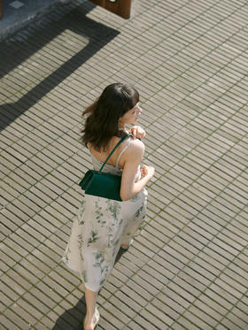 HeyDress烟雨裙素雅印花吊带连衣裙女收腰设计感吊带裙裙子