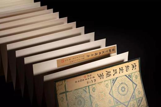 2022年2月22日NO.3《宋拓定武兰亭》

《宋拓定武兰亭》，晋 王羲之书，顾广圻、龚自珍、沈树镛、叶昌炽等跋，经折装，侧入函套，开本：889mm×1194mm，12开，上海雅昌承印，西泠印社出版 商品图14