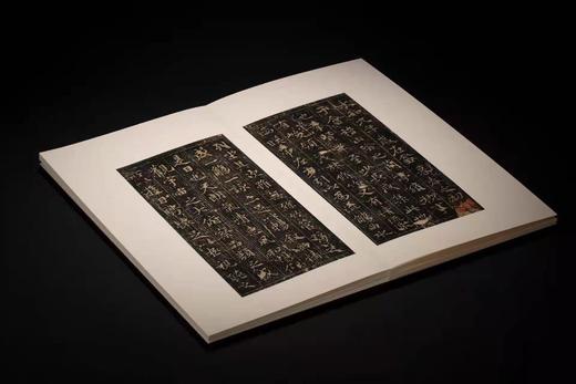 2022年2月22日NO.3《宋拓定武兰亭》

《宋拓定武兰亭》，晋 王羲之书，顾广圻、龚自珍、沈树镛、叶昌炽等跋，经折装，侧入函套，开本：889mm×1194mm，12开，上海雅昌承印，西泠印社出版 商品图6