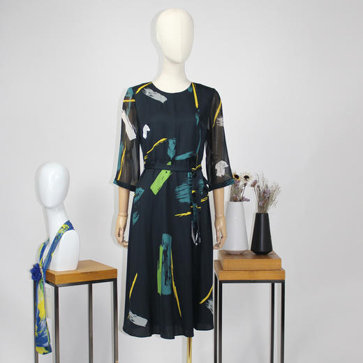 FOCALS福柯斯秋季桑蚕丝七分袖圆领修身印花连衣裙F2Y2X212GV 商品图2