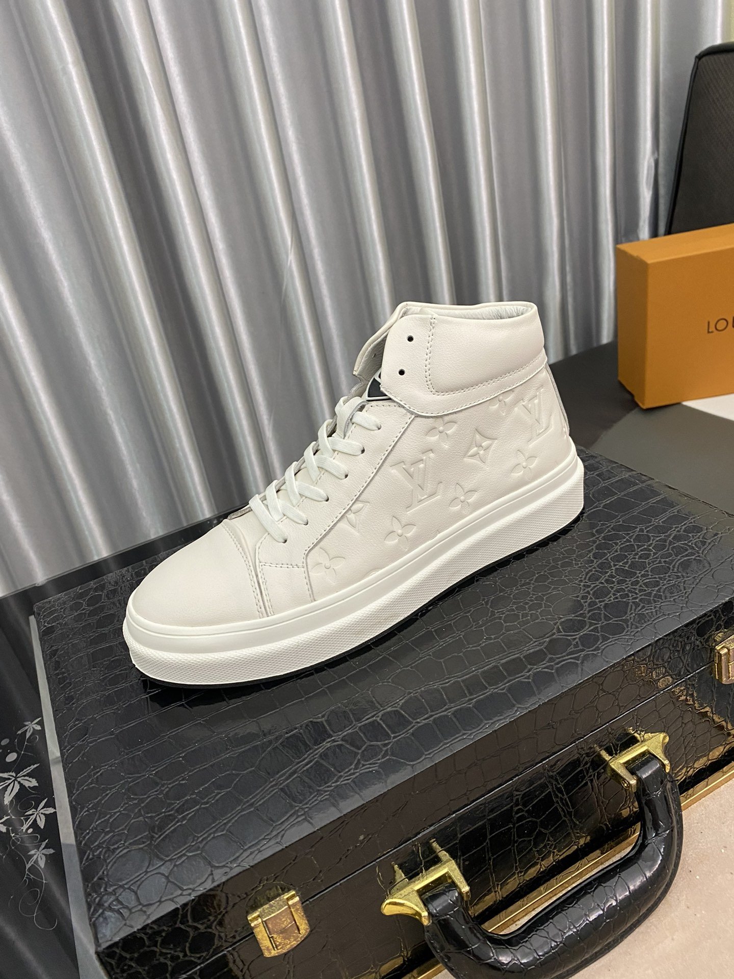 vuitton 高帮休闲板鞋 官网同步新款 进口胶料印花羊皮内里制作lv原版