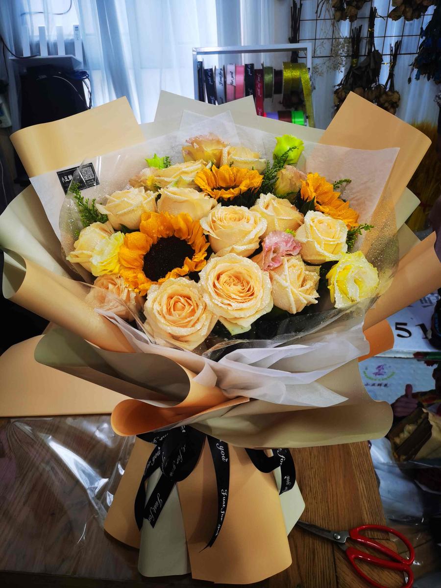 祝你快乐 向日葵香槟玫瑰暖色系花束适合送朋友同事领导生日公司颁奖献花机场接人等场合