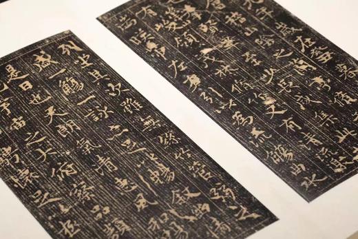 2022年2月22日NO.3《宋拓定武兰亭》

《宋拓定武兰亭》，晋 王羲之书，顾广圻、龚自珍、沈树镛、叶昌炽等跋，经折装，侧入函套，开本：889mm×1194mm，12开，上海雅昌承印，西泠印社出版 商品图7