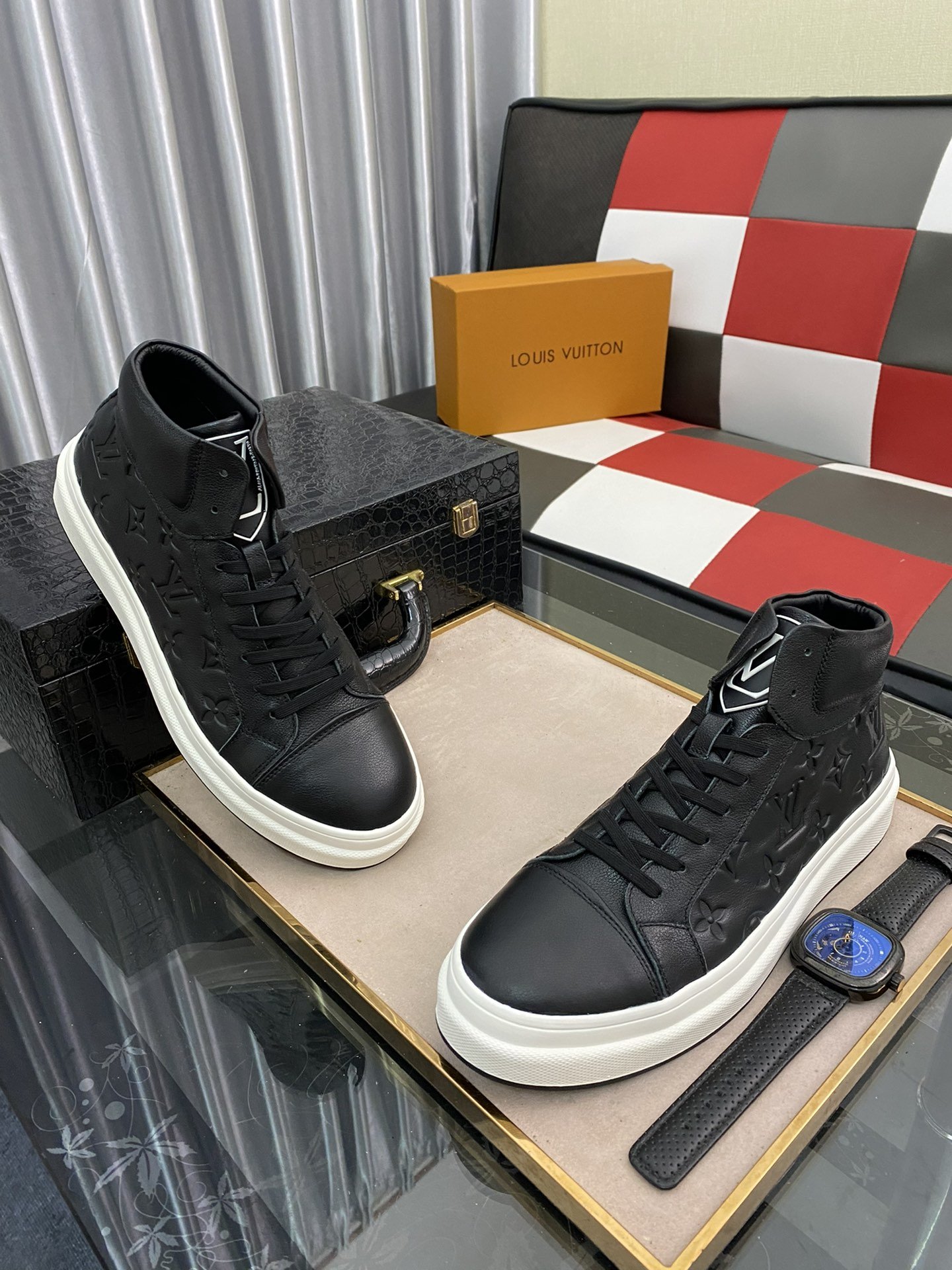 vuitton 高帮休闲板鞋 官网同步新款 进口胶料印花羊皮内里制作lv原版