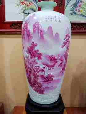 丁国荣：双面雕刻玛瑙红山水梅瓶