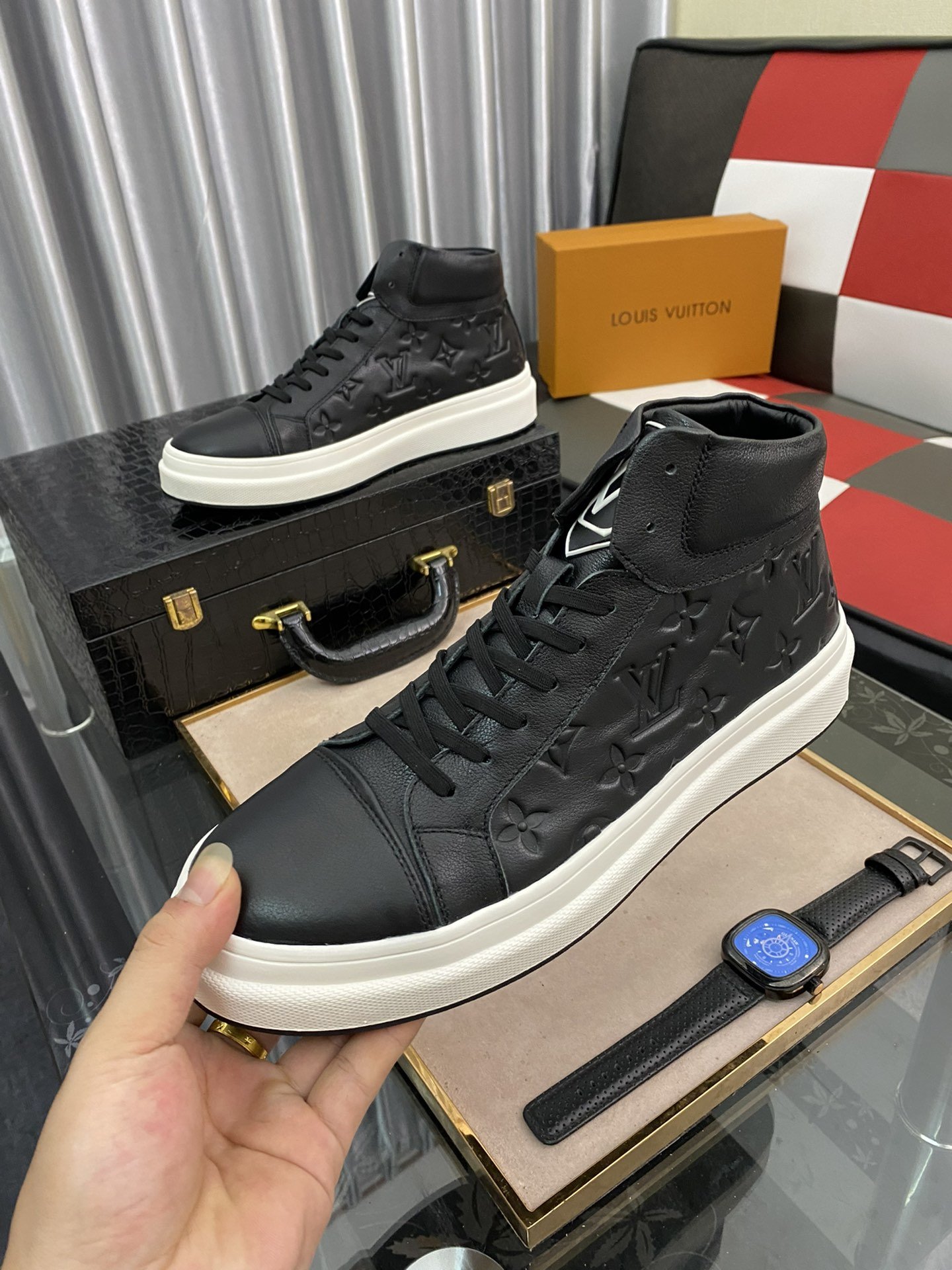 vuitton 高帮休闲板鞋 官网同步新款 进口胶料印花羊皮内里制作lv原版