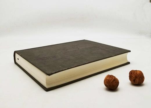 《远去的背影：云南民族记忆1949-2009》，仿皮面精装，大16开，397页，云南人民出版社2010年版，雅昌精印，定价380元，售价88元，非偏远地区包邮。品相9成左右 商品图4