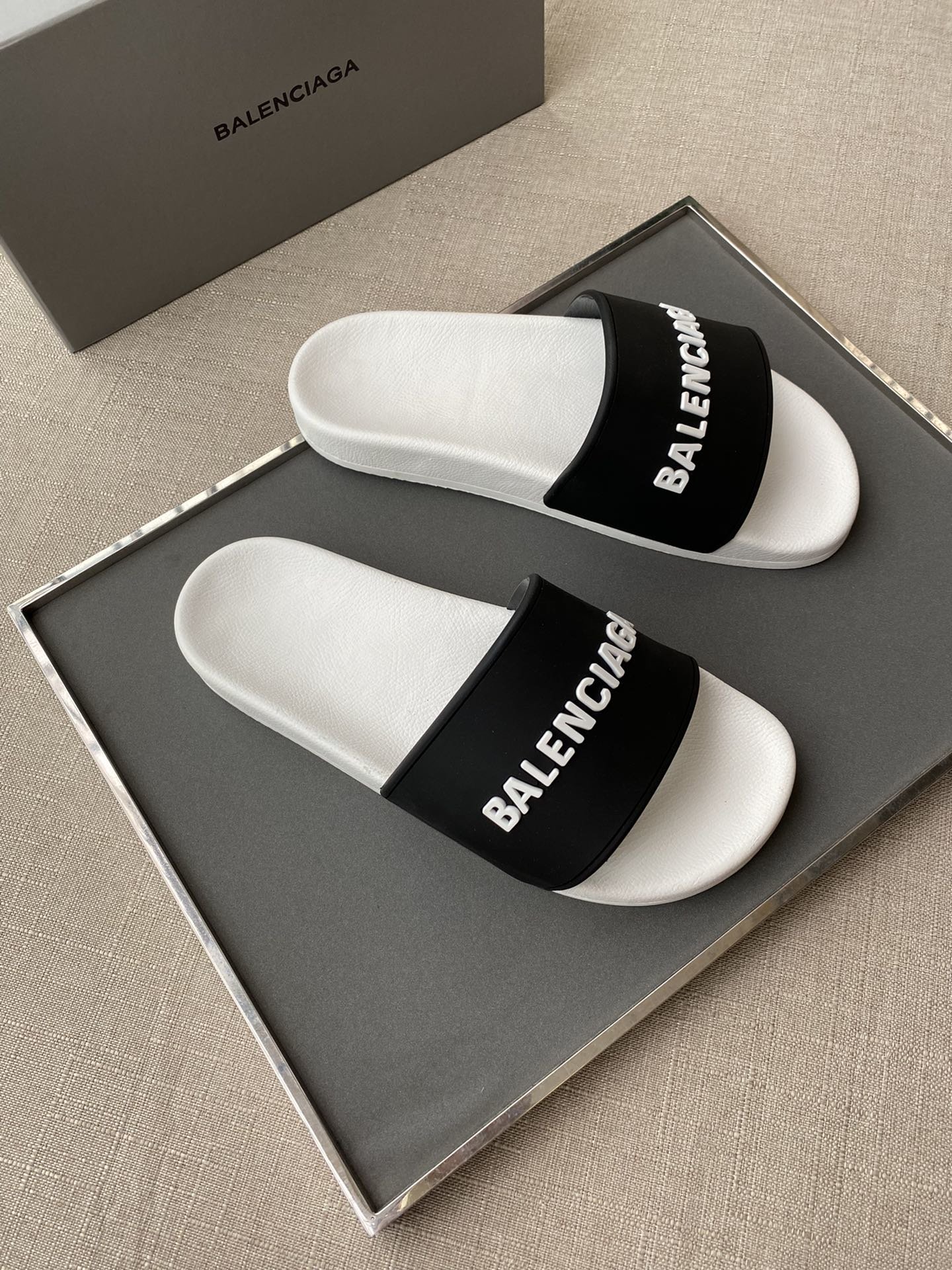 巴黎世家 balenciaga 男士休闲拖鞋 一字拖 穿脱方便 鞋面品牌字母