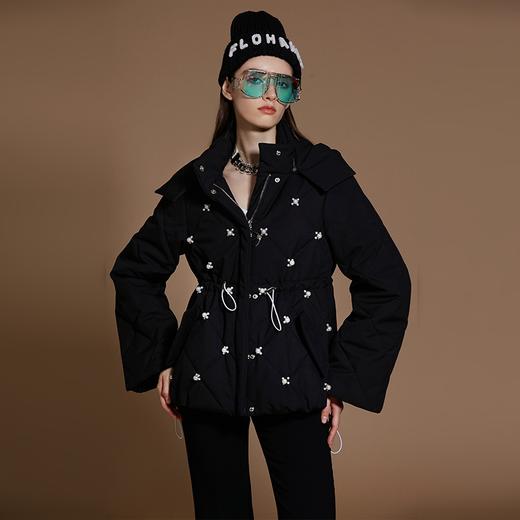 黑色手工订制珍珠花收腰棉服 商品图1