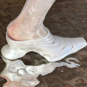 看！这双鞋正在溶解