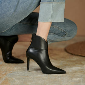 KBY-ZFA657细跟尖头短靴女黑色马丁靴