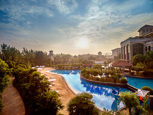 【冰雪度假】￥1080起/套！打卡沪上TOP亲子酒店『上海东方佘山索菲特大酒店』 奢享豪华房+自助早餐+双人晚餐+室内滑雪机体验~足不出沪体验冰雪风情，有效期至2022年4月29日 商品图1